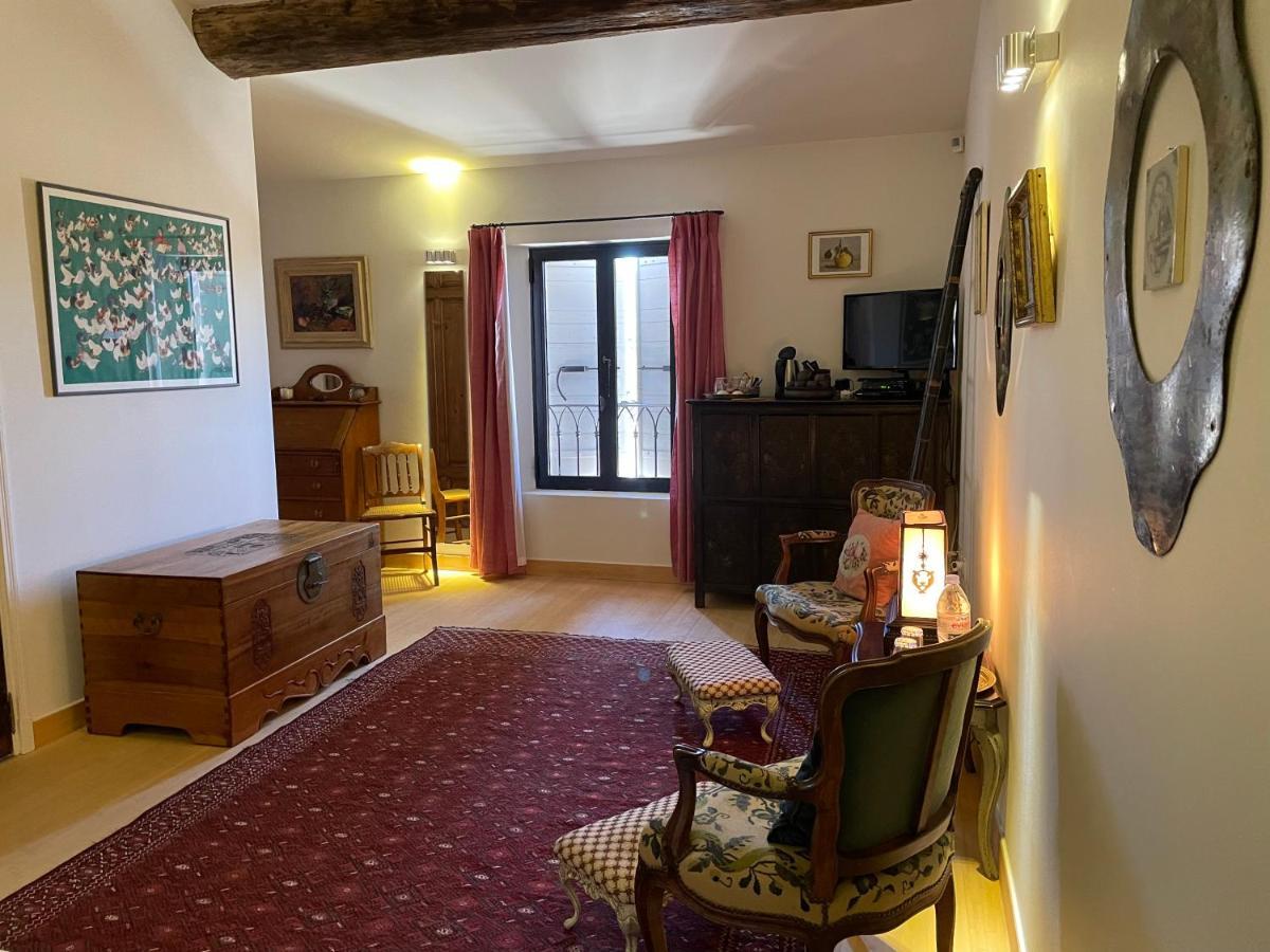 Bed and Breakfast La Cour Carree Рюстрель Екстер'єр фото